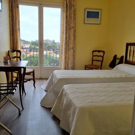 Ambeille فندق 3*