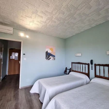 Ambeille Vue מלון 3*