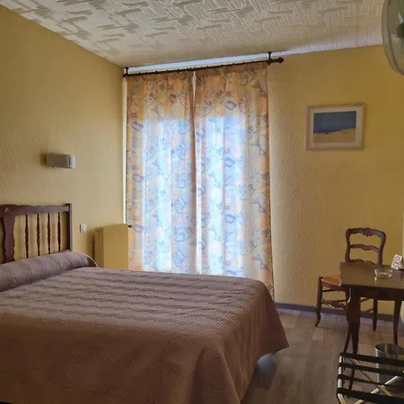 Ambeille Vue מלון